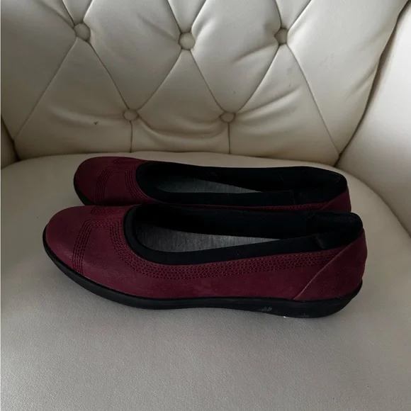 Clarks Women's Slip-On Flats in Burgundy - Picture 3 of 8